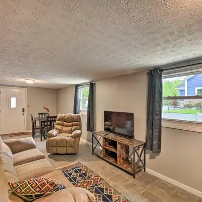 Lynn Dog-Friendly Abode with Mountain Views!