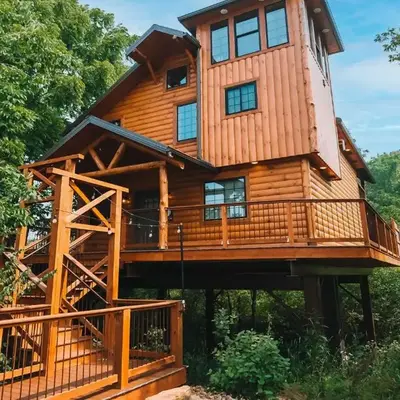 Skyview Treehouse A by Amish Country Lodging