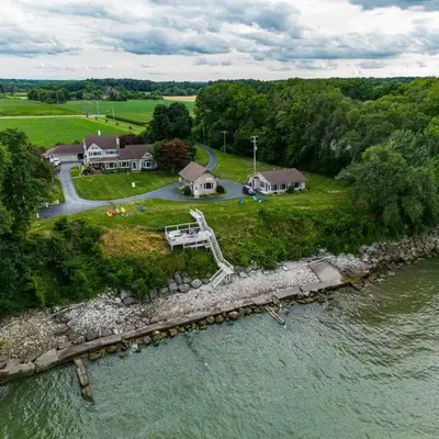 Cozy Lakefront Cottage