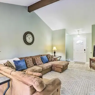 Cleveland Area Home with Yard about 12 Mi to Dtwn!