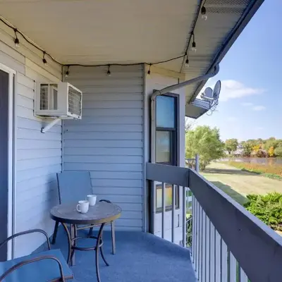 Pet-Friendly Oak Harbor Condo Walk to Lake!
