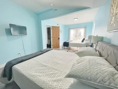a bedroom with two beds and a couch at Housepitality - The Bliss Lodge - Large House in Columbus