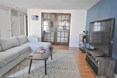 a living room with a couch and a flat screen tv at Housepitality - Top Choice Flat - Location in Columbus