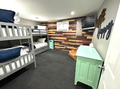 a room with two bunk beds and a desk at Cheerful 4 bedroom home w/ fireplace & game room in Mason