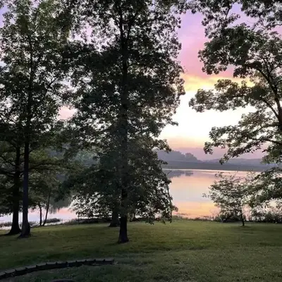Lakehouse Hot Tub & Pool close to Ark Encounter