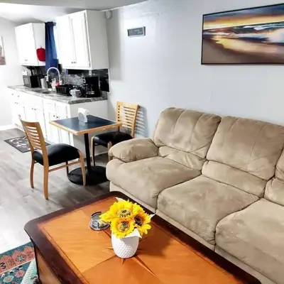 Lovely Two Bedroom Home- Close to DT Greenfield