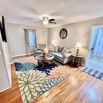Comfy 2nd Floor Apartment in Quiet Neighborhood 13 Min to Dwntwn