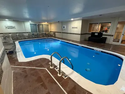 a large swimming pool in a hotel room at King's Inn Mason,Ohio in Cincinnati