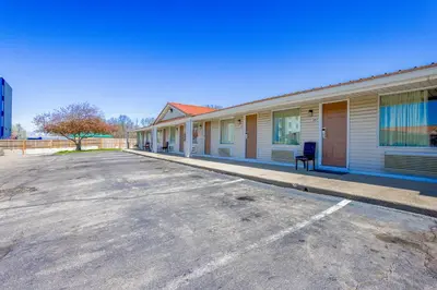 an empty parking lot in front of a building at Cozy Garden Inn By OYO Hwy 40 Richmond in Richmond