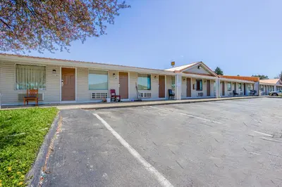 an empty parking lot in front of a building at Cozy Garden Inn By OYO Hwy 40 Richmond in Richmond
