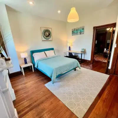 Skyline Retreat Spacious Elegance Queen Suite 2 City Views