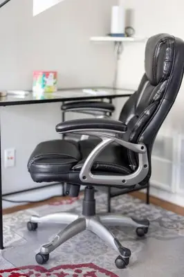 a black office chair sitting in front of a desk at Near CLE airport and Valley 2-4a Georgetown Villas in Fairview Park