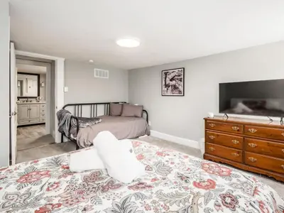 a bedroom with a large bed and a dresser at Blenkner Bungalowgvillagepetsok in Columbus